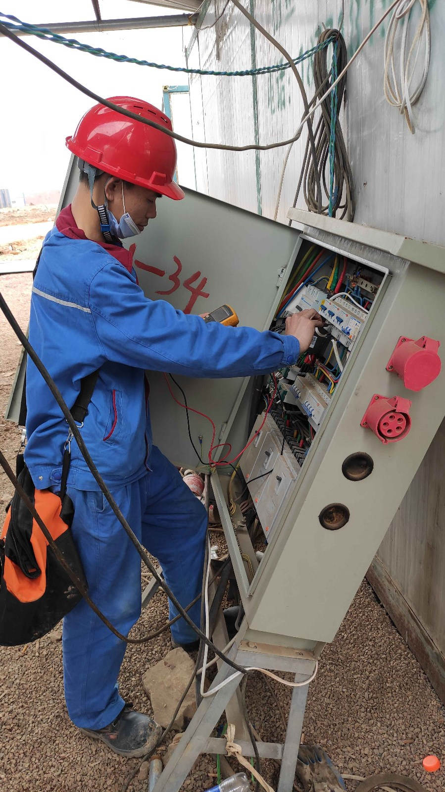 梁永浩正在检修线路.jpg